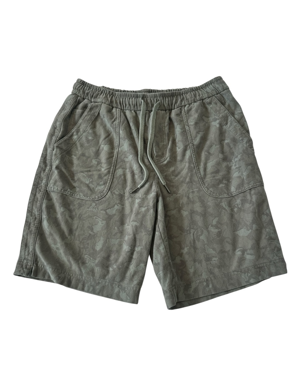 Athleta Farallon Stratum Camo Bermuda shorts in a Laurel Olive Camo - Picture 4 of 10